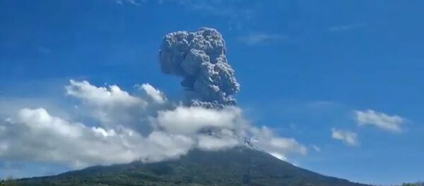 Как “дымится” вулкан в Индонезии - видео - Sputnik Беларусь