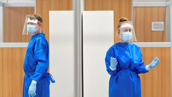 Медработники в испытательном центре, где проводятся тесты на коронавирус, в Утрехте - Sputnik Беларусь