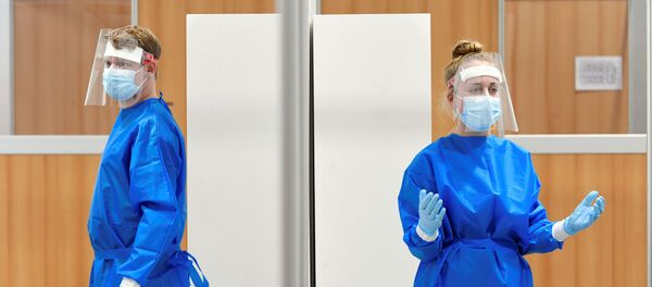 Медработники в испытательном центре, где проводятся тесты на коронавирус, в Утрехте - Sputnik Беларусь