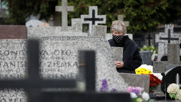 Женщина на кладбище в Варшаве, архивное фото - Sputnik Беларусь