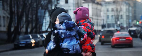 Мама с детьми, архивное фото - Sputnik Беларусь