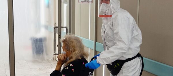 Врач и пациент в отделении реанимации и интенсивной терапии - Sputnik Беларусь