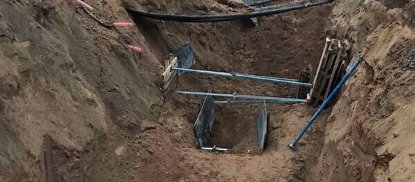 Рабочих засыпало грунтом в Минске Рабочих засыпало грунтом в Минске - Sputnik Беларусь