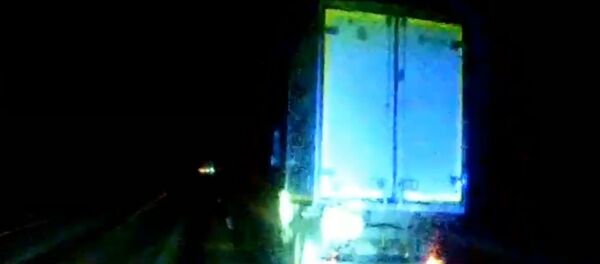 Инспекторы ГАИ остановили грузовик с уснувшим за рулем водителем Инспекторы ГАИ остановили грузовик с уснувшим за рулем водителем - Sputnik Беларусь