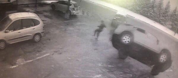 Чудо на дороге: пешеход сбежал от кувыркающегося автомобиля - Sputnik Беларусь