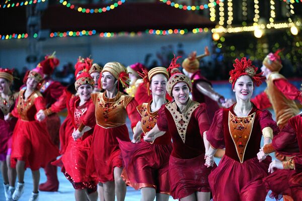 Артисты ледового шоу выступают на открытии ГУМ-катка на Красной площади в Москве - Sputnik Беларусь