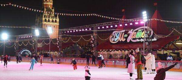 Гости катаются после открытия ГУМ-катка на Красной площади в Москве Гости катаются после открытия ГУМ-катка на Красной площади в Москве - Sputnik Беларусь