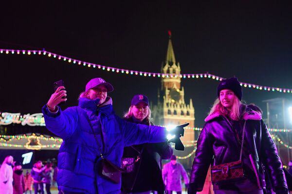 Гости на открытии ГУМ-катка на Красной площади в Москве - Sputnik Беларусь