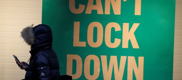 Женщина проходит мимо вывески в витрине магазина во время пандемии Женщина проходит мимо вывески в витрине магазина во время пандемии - Sputnik Беларусь