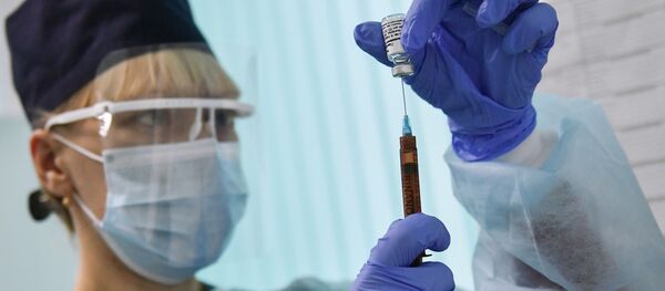 Медсестра во время второго этапа вакцинации от коронавируса  - Sputnik Беларусь