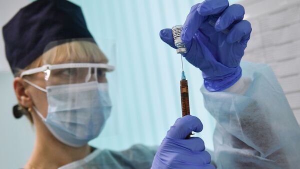 Медсястра падчас другога этапа вакцынацыі ад каронавіруса - Sputnik Беларусь