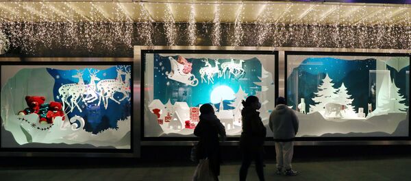 Люди проходят мимо рождественских украшений витрины в Мадриде - Sputnik Беларусь