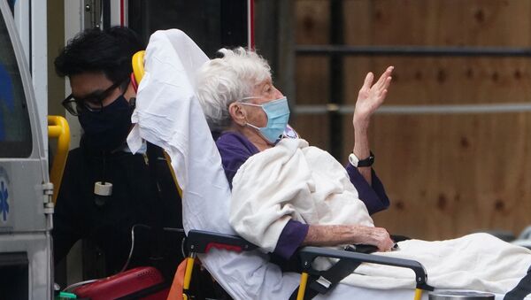 Пациента везут в больницу во время пандемии COVID-19 в Нью-Йорке - Sputnik Беларусь