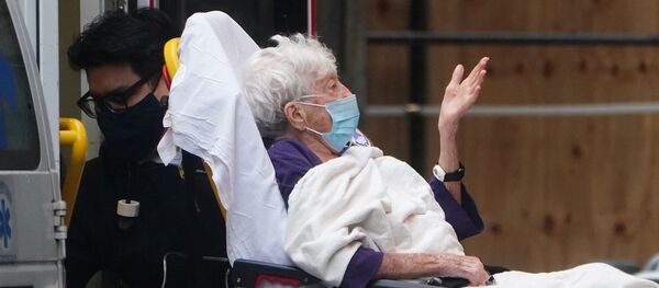 Пациента везут в больницу во время пандемии COVID-19 в Нью-Йорке - Sputnik Беларусь