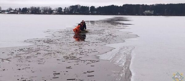 Спасатели работают на озере - Sputnik Беларусь