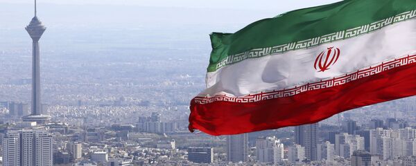 Флаг Ирана на фоне Тегерана - Sputnik Беларусь