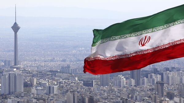Флаг Ирана на фоне Тегерана - Sputnik Беларусь