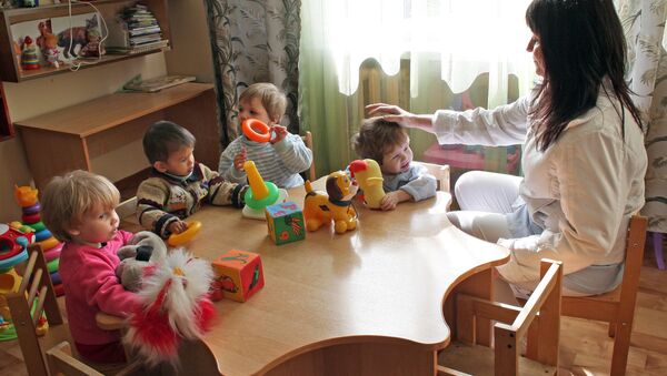Дети играют за столом - Sputnik Беларусь