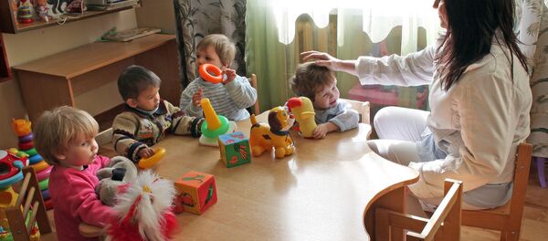 Дети играют за столом - Sputnik Беларусь