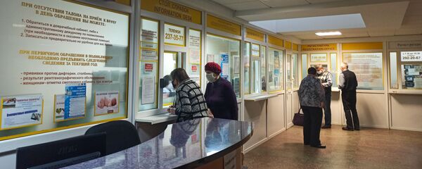 Иногда студенты помогают врачам выписывать справки Иногда студенты помогают врачам выписывать справки - Sputnik Беларусь