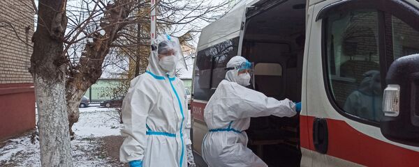 С собой бригада берет большой контейнер, в который собирает материал для отправки на ПЦР-исследование - Sputnik Беларусь