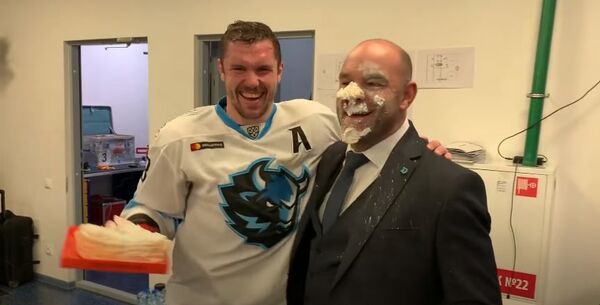 Победная раздевалка минского Динамо после матче против ЦСКА, видео - Sputnik Беларусь