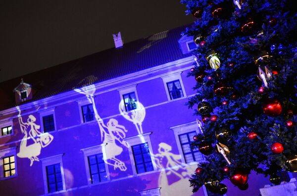 Новогодняя ель у Королевского замка в Варшаве - Sputnik Беларусь