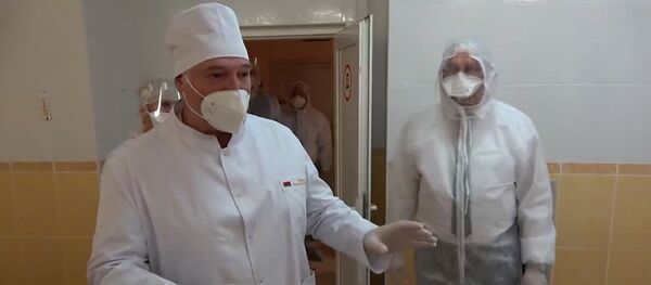 Выздоравливайте, девчонки: Лукашенко навестил пациенток - Sputnik Беларусь