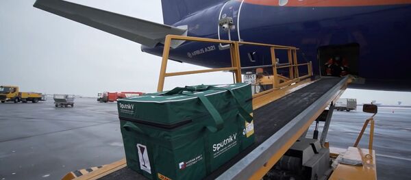 Видеофакт: российскую вакцину Спутник V доставили в Сербию - Sputnik Беларусь