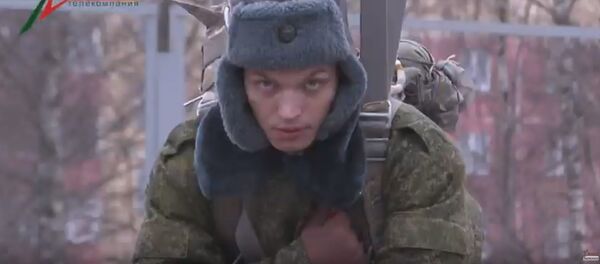 Как готовят десантников к первому прыжку: в ушанках и рукавицах – видео - Sputnik Беларусь