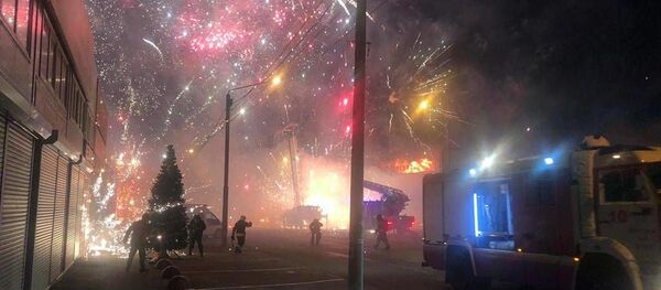 В Ростове-на-Дону загорелся торговый павильон с фейерверками - Sputnik Беларусь