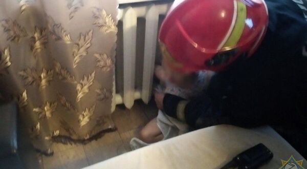 Дважды за сутки спасатели помогали застрявшим в батареях детям - видео - Sputnik Беларусь