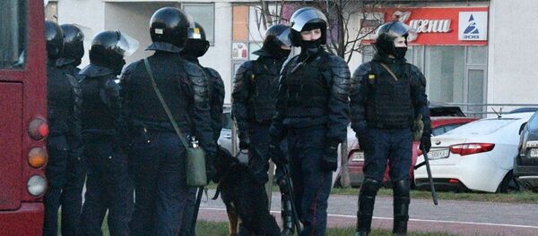 Сотрудники правоохранительных органов в Минске Сотрудники правоохранительных органов в Минске - Sputnik Беларусь