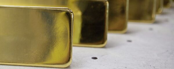 Свежевыплаўленыя залатыя зліткі вышэйшай пробы Свежевыплаўленыя залатыя зліткі вышэйшай пробы - Sputnik Беларусь