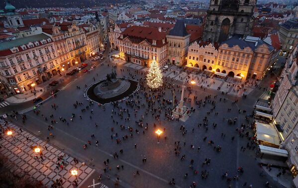 Рождественская ель на Староместской площади в Праге, Чехия - Sputnik Беларусь