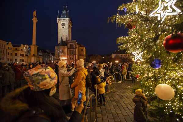 Рождественская ель на Староместской площади в Праге, Чехия - Sputnik Беларусь