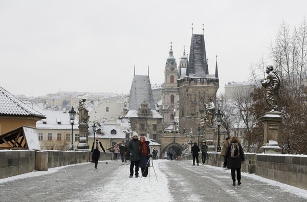 Туристы гуляют по Карлову мосту в Праге, Чехия - Sputnik Беларусь