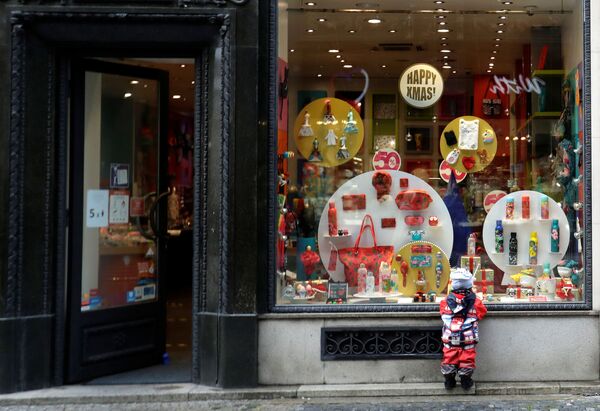 Ребенок у витрины магазина в Праге, Чехия - Sputnik Беларусь