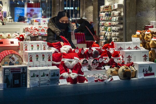 Женщина выбирает подарки к Рождеству в Праге - Sputnik Беларусь