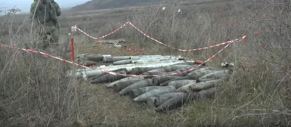 Как саперы уничтожают боеприпасы, найденные на окраине Степанакерта - видео - Sputnik Беларусь