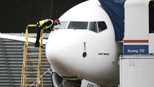  Рабочий осматривает авиалайнер Boeing 737 MAX - Sputnik Беларусь