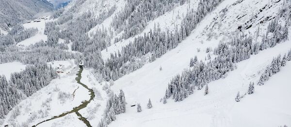 Снег в гористой местности, архивное фото - Sputnik Беларусь