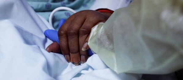 Доктор держит за руку пациента, инфицированного коронавирусом  - Sputnik Беларусь