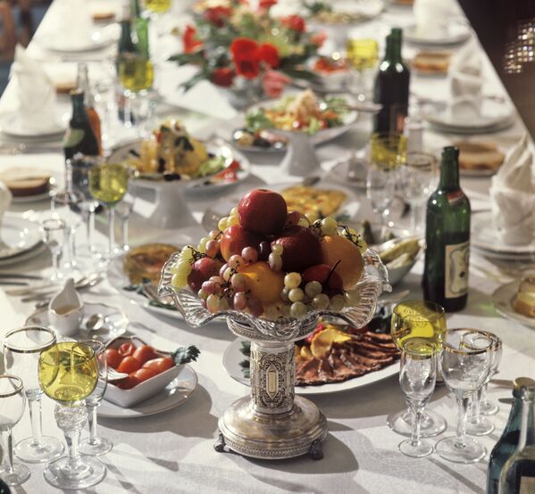 Сервировка стола в 1970-е в ресторане. Дома хозяйки старались сделать также красиво: выложить фрукты в вазу, достать из серванта праздничный сервиз и бокалы. - Sputnik Беларусь