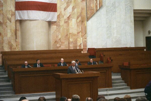 Президент Российской Федерации Борис Ельцин в Парламенте Республики Беларусь, декабрь 1991-го - Sputnik Беларусь