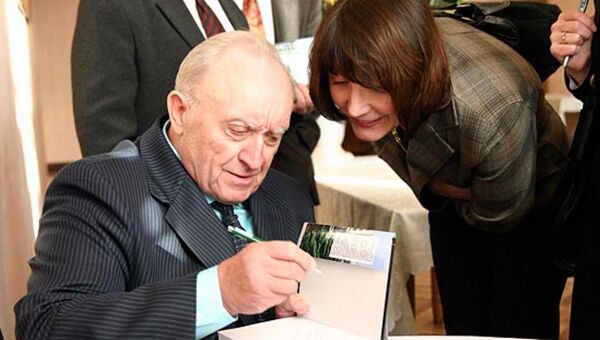 В 2008 году Вячеслав Кебич представил свою книгу воспоминаний и размышлений Искушение властью - Sputnik Беларусь