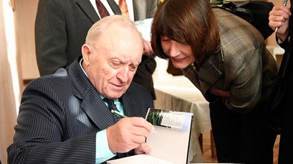 В 2008 году Вячеслав Кебич представил свою книгу воспоминаний и размышлений Искушение властью - Sputnik Беларусь