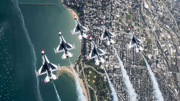 Пилоты Thunderbirds Delta выполняют маневр Delta Loop во время практического авиационно-водного шоу в Чикаго  - Sputnik Беларусь