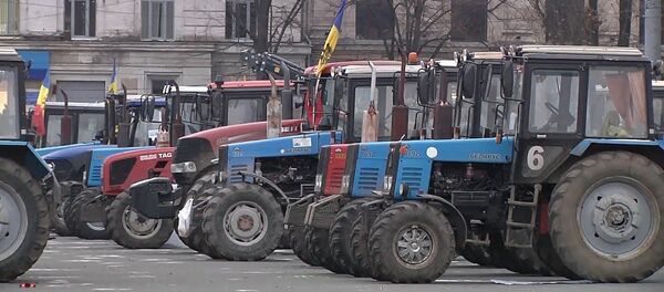 200 тракторов против НДС: аграрии Молдовы вышли на протест – видео  - Sputnik Беларусь