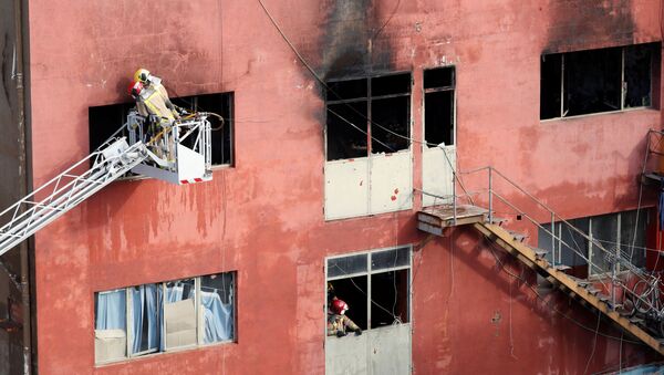 Пожарные работают на месте пожара на заброшенном складе в Бадалоне, Испания - Sputnik Беларусь